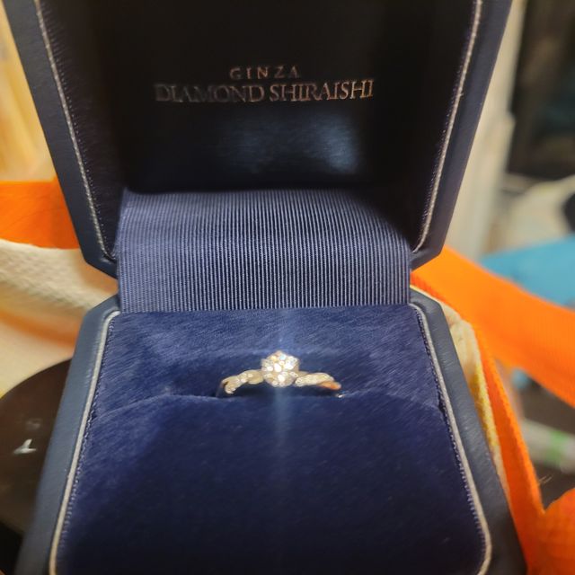 【銀座ダイヤモンドシライシの口コミ】 ねじりが入っているデザインがとにかく素敵で彼も私もひと目で気に入りま…