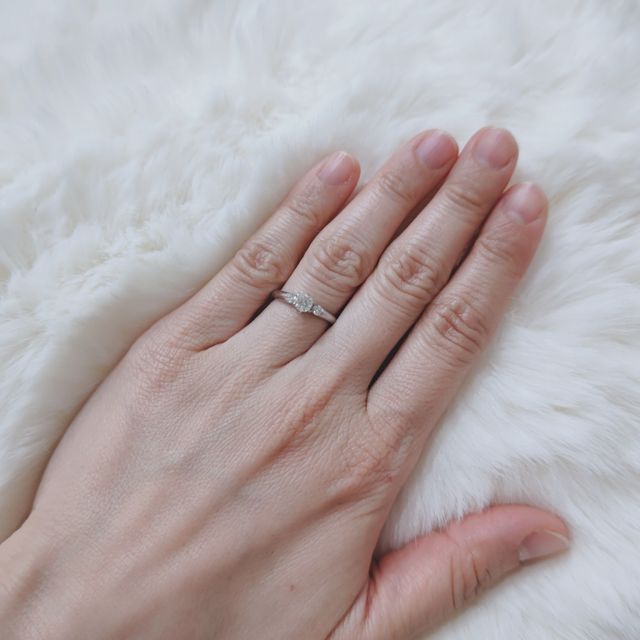 【ラザール ダイヤモンド(LAZARE DIAMOND)の口コミ】 0.27カラットの横にダイヤモンドが2つついているのでかなりゴージャスに見…
