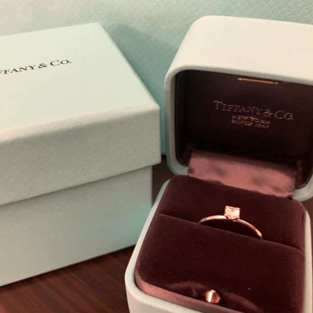 【ティファニー(Tiffany & Co.)の口コミ】 【指輪のデザインについて】
正方形にダイヤカットされている指輪の方が綺…
