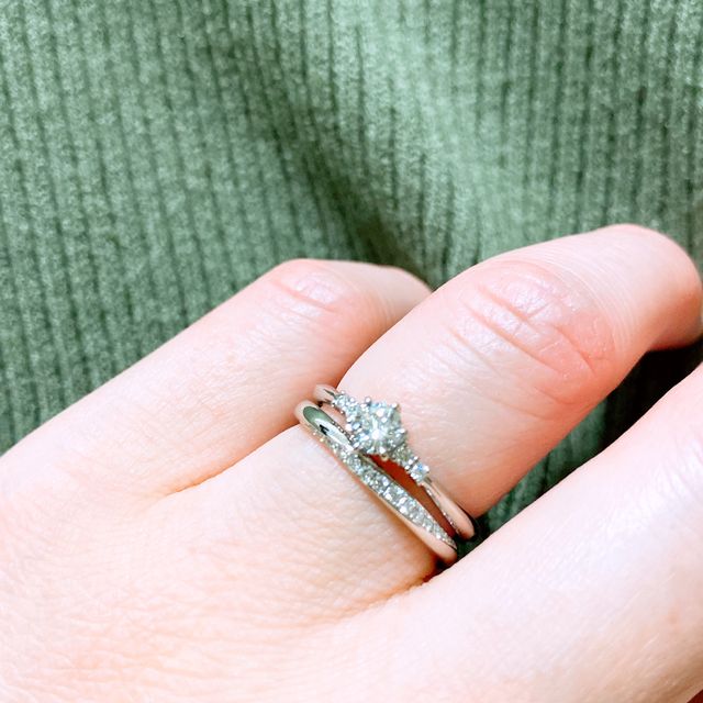 【アイプリモ(I-PRIMO)の口コミ】 斜めにかかるメレダイヤモンドが、さりげない華やかさを醸し出していてと…