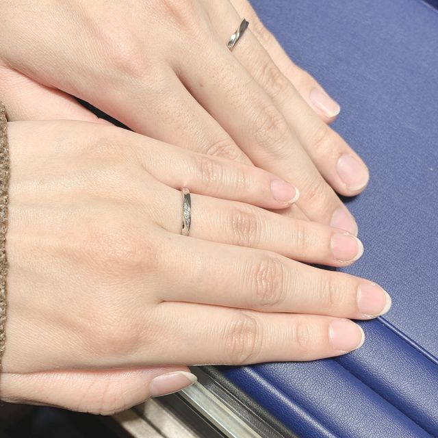 【銀座ダイヤモンドシライシの口コミ】 ３つのダイヤが斜めに並んだ、シンプルながらも主張のあるデザイン。初め…