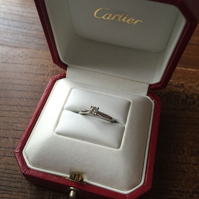 【カルティエ(Cartier)の口コミ】 立て爪のシンプルなリングが希望だったのと、もともとソリテールリングに…