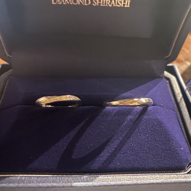 【銀座ダイヤモンドシライシの口コミ】 たくさんたくさん試着して決めました。斜めにダイヤが流れるデザインがよ…
