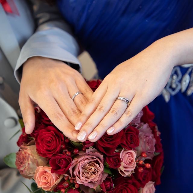 【4℃ BRIDAL(ヨンドシーブライダル)の口コミ】 妻の婚約指輪を決めてから私の結婚指輪を決めました。
妻の婚約指輪のダイ…