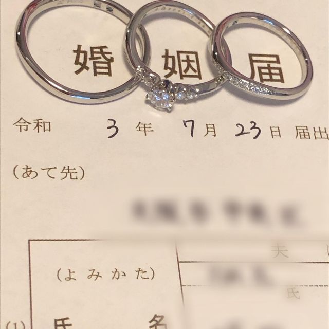 【4℃ BRIDAL(ヨンドシーブライダル)の口コミ】 妻の婚約指輪を決めてから私の結婚指輪を決めました。
妻の婚約指輪のダイ…