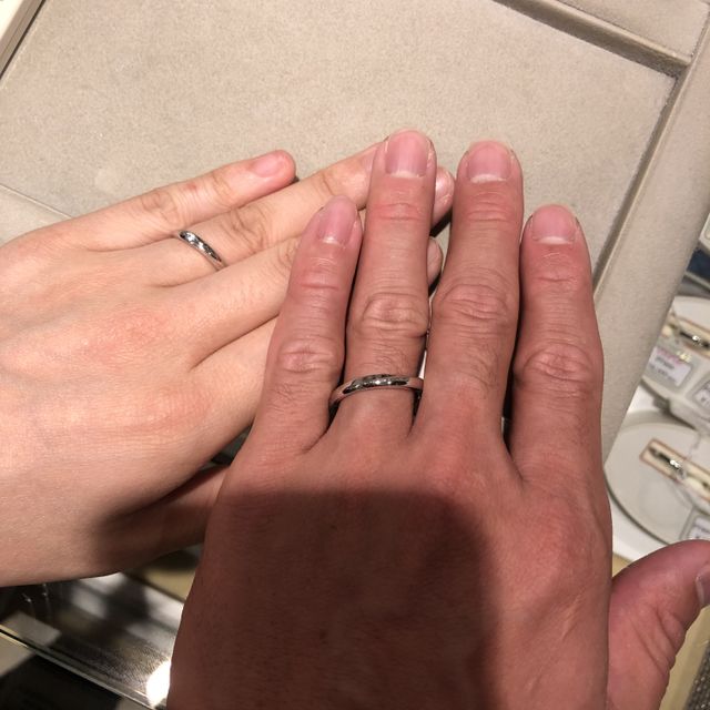 【WATANABE / 卸商社直営　渡辺の口コミ】 指輪のデザインや素材に関しては自分達の好みの物だと思いました。
また価…