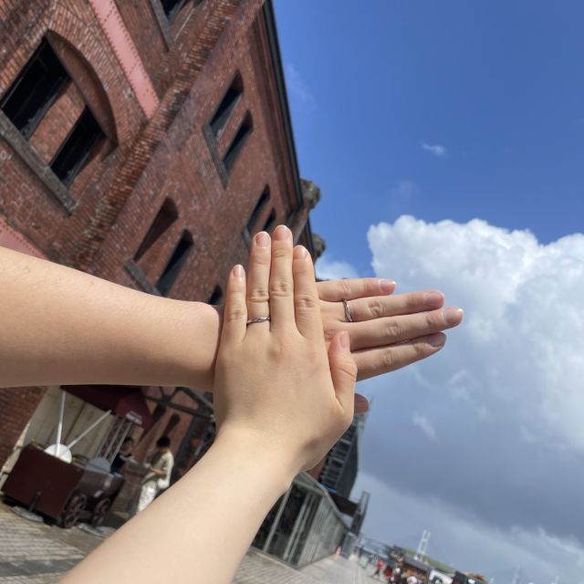 【ケイウノ ブライダル(K.UNO BRIDAL)の口コミ】 vのデザインがスッキリ見えるポイントで、丸みも持たせたデザインで温かみ…