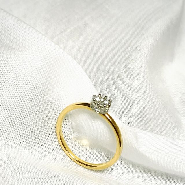 【Galopine & Galopin(ガロピーネガロパン)の口コミ】 定番はシルバーだと思いますが、王冠のモチーフとゴールドが気に入りまし…