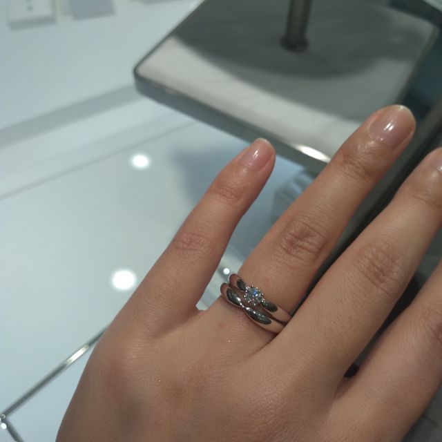 【ティファニー(Tiffany & Co.)の口コミ】 太めのリングがダイヤに向かって細くなっていく形がとても可愛いです。日…