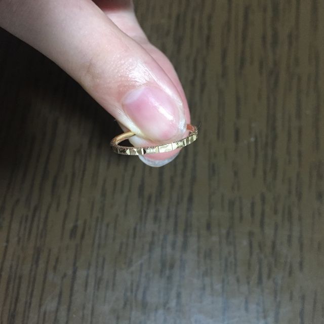 【ete(エテ)の口コミ】 子供が産まれるのでひっかかりの無い指輪を探していました。私は肌色的に1…