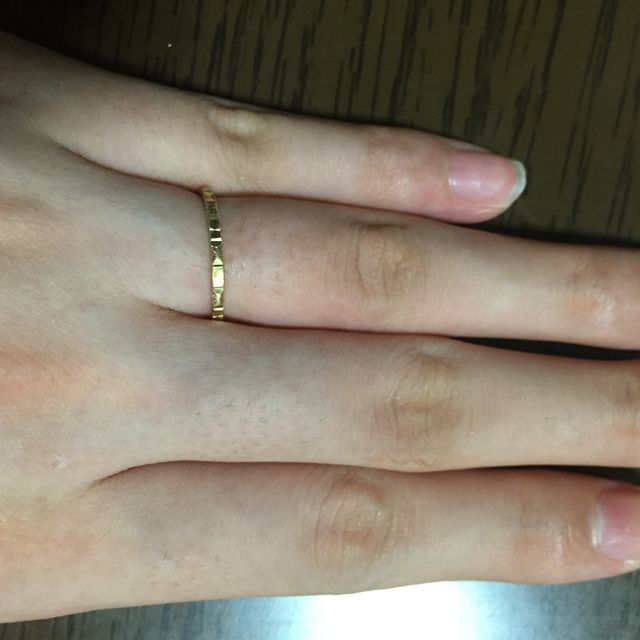 【ete(エテ)の口コミ】 子供が産まれるのでひっかかりの無い指輪を探していました。私は肌色的に1…