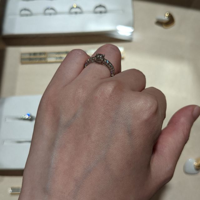 【ブルガリ(BVLGARI)の口コミ】 デディカータ・ア・ヴェネチアで上面、下面の側面にも大矢が敷き詰められ…