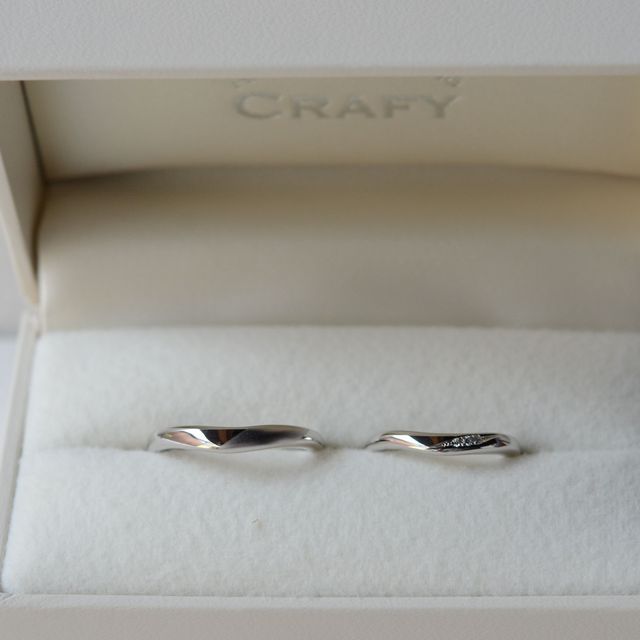 【CRAFY(クラフィ)の口コミ】 プロポーズで贈ってもらった婚約指輪に合わせて、V字、プラチナ、メレダイ…