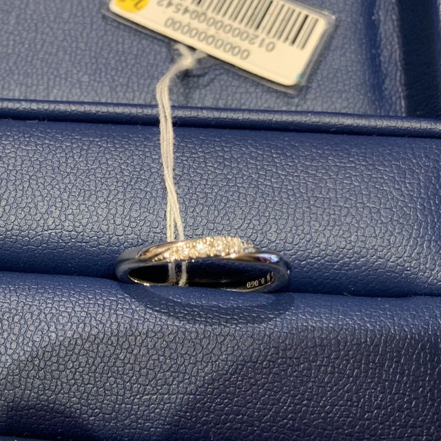 【銀座ダイヤモンドシライシの口コミ】 デザインももちろんのこと
ストーンの引っ掛かりが全くないのでストッキン…