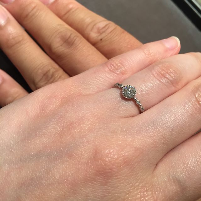 【JEWELRY  KAMATA(ジュエリーかまた)の口コミ】 婚約指輪は2人で選びに行きました。最初、彼が選んでくれたものにしようか…
