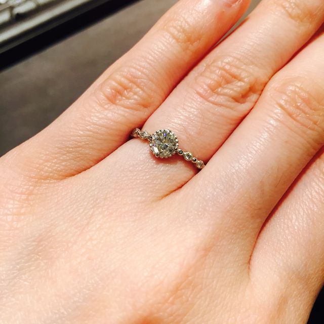 【JEWELRY  KAMATA(ジュエリーかまた)の口コミ】 婚約指輪は2人で選びに行きました。最初、彼が選んでくれたものにしようか…