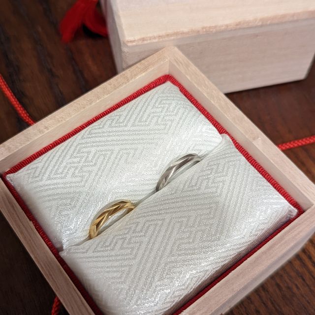 【TOMOE(トモエ)の口コミ】 巴の鷹羽というデザインを選びました！もともと新婦は細いものでしたが、…