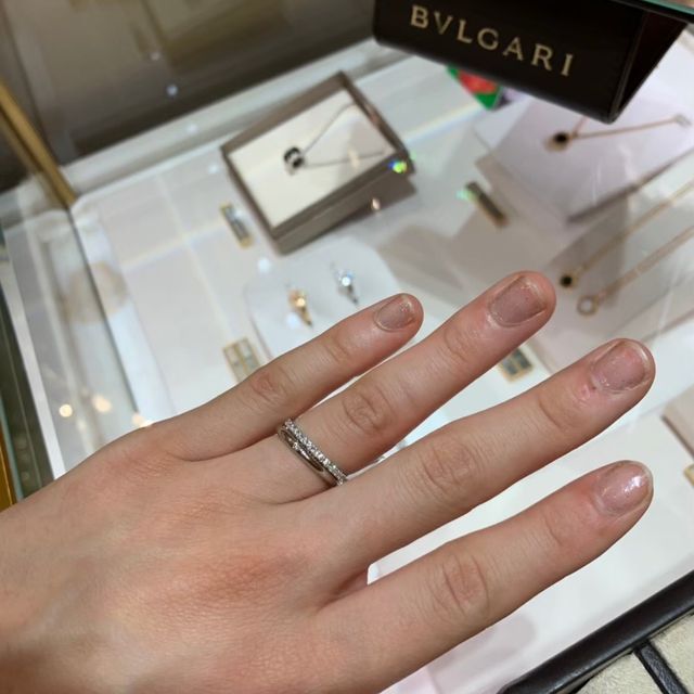 【ブルガリ(BVLGARI)の口コミ】 シンプルだけどポイントのダイヤがとても綺麗なマリッジリング、キラキラ…