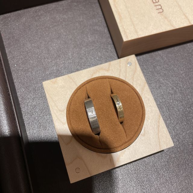 【ringram(リングラム)の口コミ】 シンプルがよくてカラーは違いますがダイヤの形を一緒にしペア感を出しま…