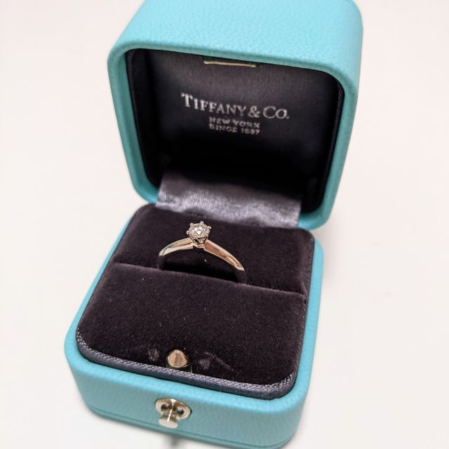 【ティファニー(Tiffany & Co.)の口コミ】 ずっと昔から、婚約指輪はTiffanyのセッティングが良いと思っていました。…