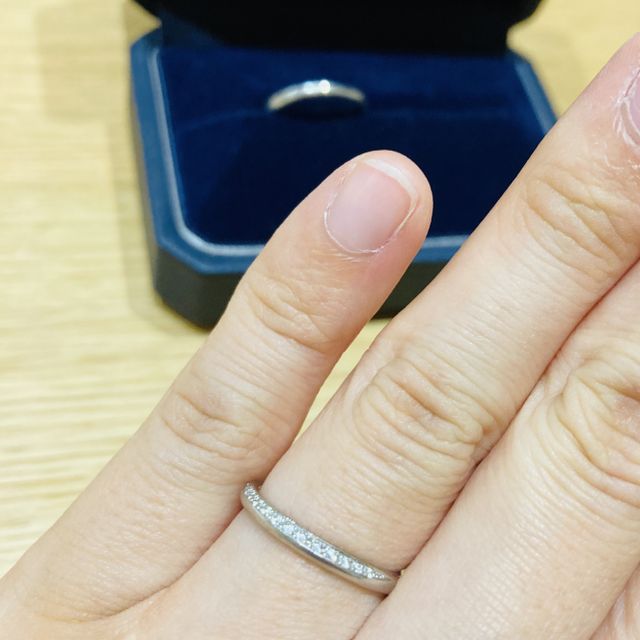 【銀座ダイヤモンドシライシの口コミ】 婚約指輪と重ね付けしたかったため、ダイヤがたくさんあるものがよかった…