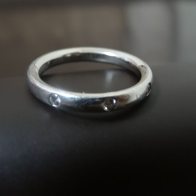 【ヴァン クリーフ＆アーペル(Van Cleef & Arpels)の口コミ】 シンプルではあるが、３石のダイヤモンドが上質な輝きを放ち、とても目を…