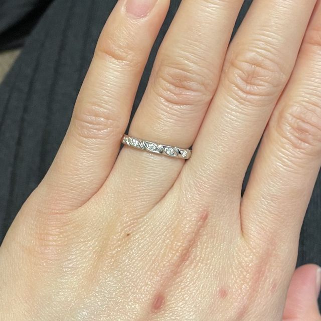 【ショーメ(CHAUMET)の口コミ】 指輪単体の写真を見ていて、ゴツゴツしてそうなイメージがありましたが、…