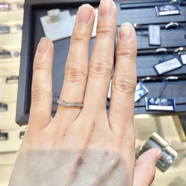 【ROYAL ASSCHER(ロイヤル・アッシャー)の口コミ】 試着したハーフエタニティリングの中で一番キラキラしていました。リング…