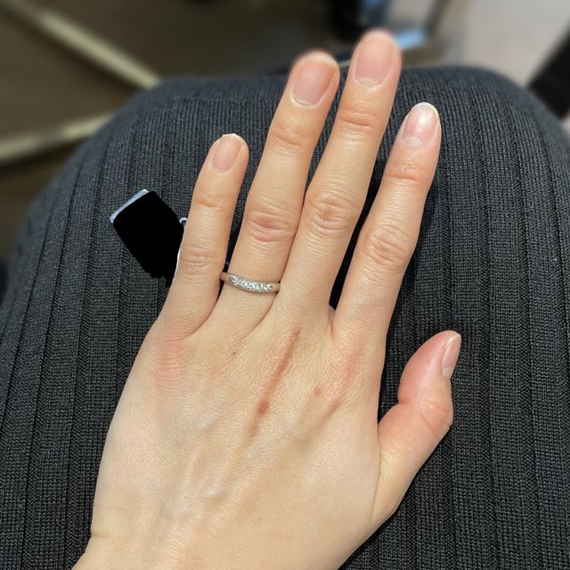 【ROYAL ASSCHER(ロイヤル・アッシャー)の口コミ】 ダイヤモンドが中央に集中してぎゅっと詰まっているデザインなので、輝き…