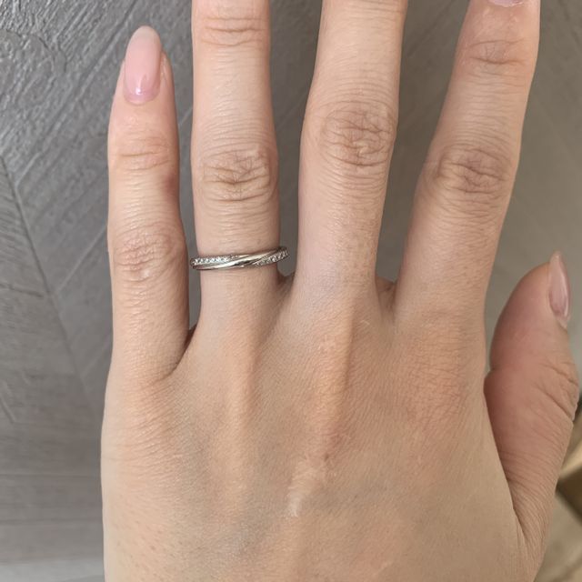 【銀座ダイヤモンドシライシの口コミ】 シンプルストレートのデザインで探していて、何店舗か回りましたが、他で…