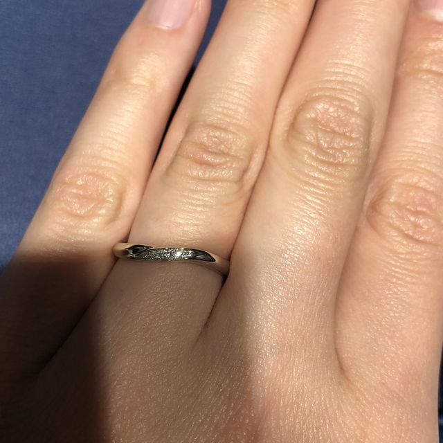 【銀座ダイヤモンドシライシの口コミ】 カーブが入っているため指が綺麗に見えるデザインだそうです。ダイヤモン…