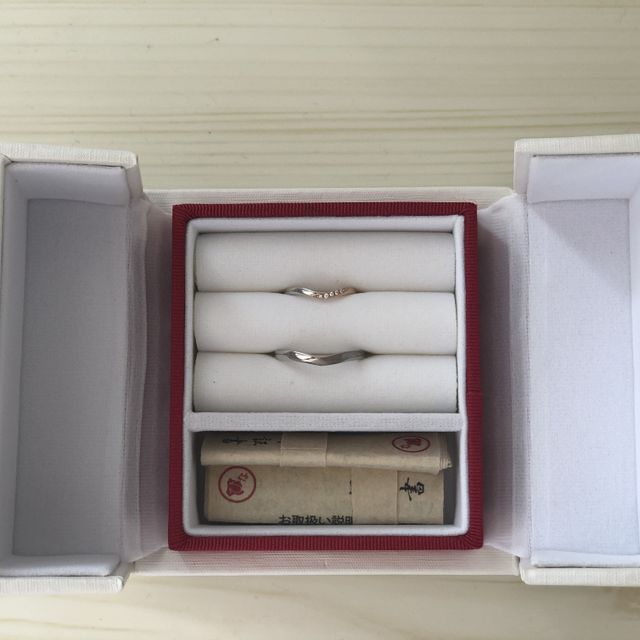 【ひなの口コミ】 ピンクゴールドが好きでコンビネーションのものを探していました。緩めのV…