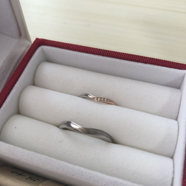 【ひなの口コミ】 ピンクゴールドが好きでコンビネーションのものを探していました。緩めのV…