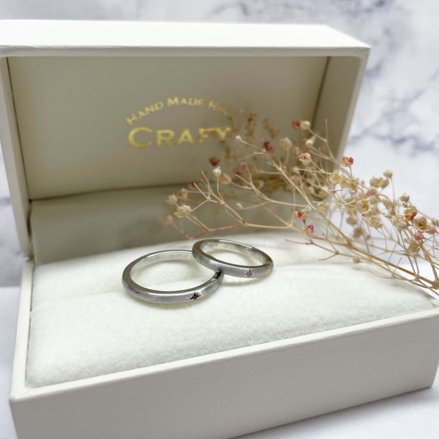 【CRAFY(クラフィ)の口コミ】 シンプルデザインに中央には誕生石、着用時自然に馴染むようにヘアライン…