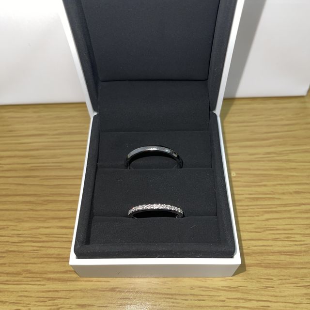 【FOREVERMARK(フォーエバーマーク)の口コミ】 それぞれの気に入ったデザインにしました。
婚約指輪は買わないと決めてい…