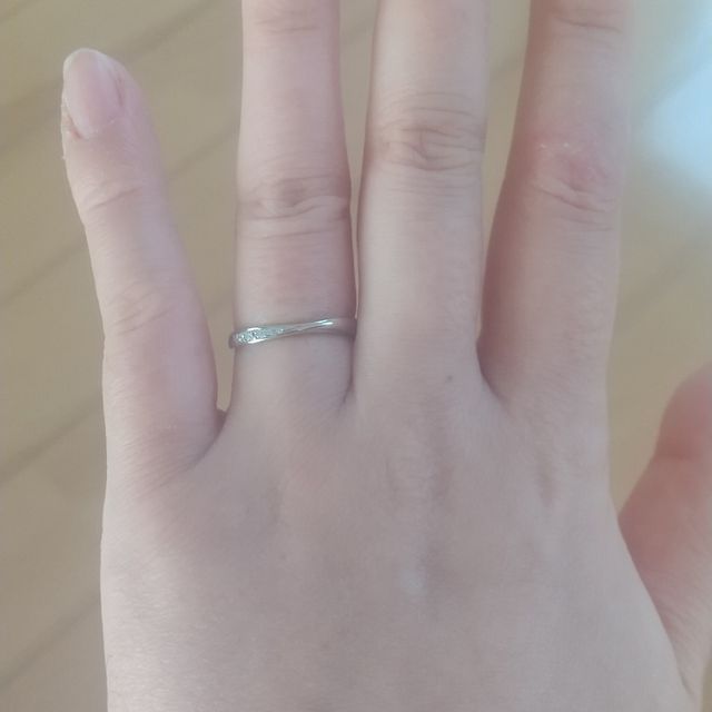 【銀座ダイヤモンドシライシの口コミ】 ウェーブのデザインの指輪をずっと探していました。普段もつけられるデザ…