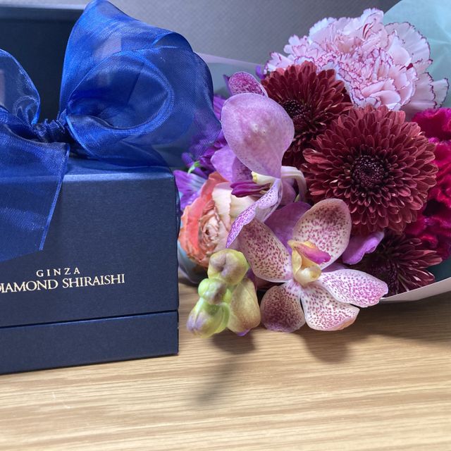 【銀座ダイヤモンドシライシの口コミ】 ウェーブ状になっていて、少しでも指が綺麗に長く見えるようにと決めまし…