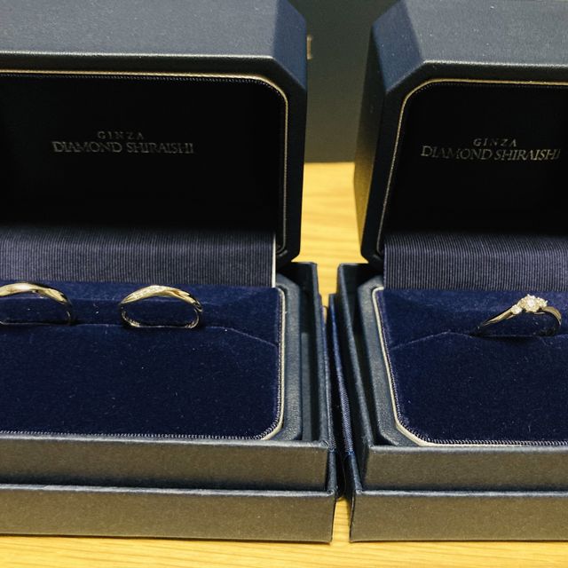 【銀座ダイヤモンドシライシの口コミ】 ウェーブ状になっていて、少しでも指が綺麗に長く見えるようにと決めまし…