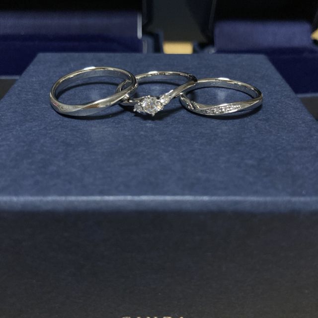 【銀座ダイヤモンドシライシの口コミ】 ウェーブ状になっていて、少しでも指が綺麗に長く見えるようにと決めまし…