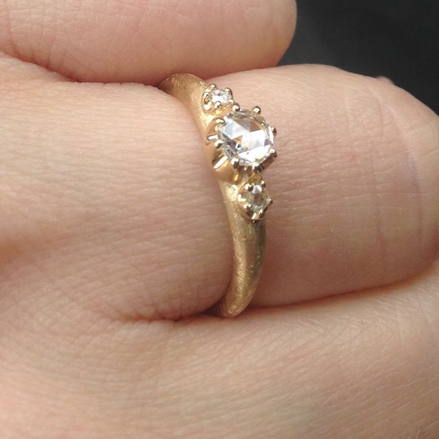 【Sirena Azzurro(セイレーン アズーロ)の口コミ】 イタリア語で意味がかかれていた事と、ゴールドなのに派手すぎない事で一…