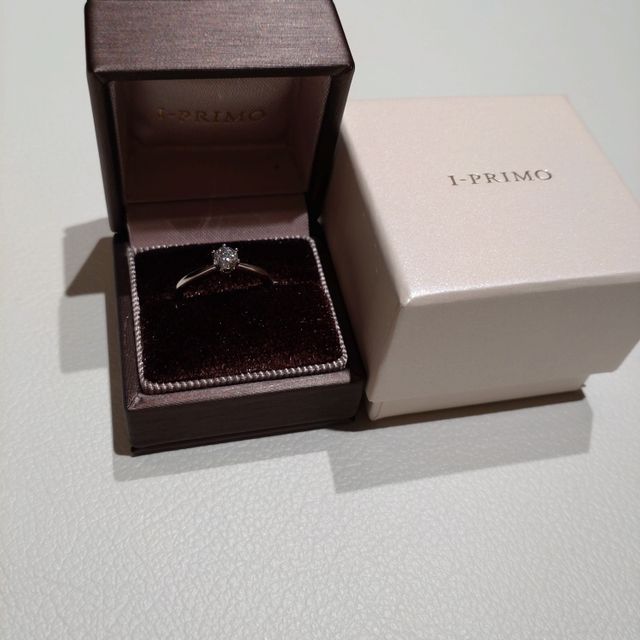 【アイプリモ(I-PRIMO)の口コミ】 BOXの天面にキラキラと映る程、透明で綺麗なダイヤの輝きに、感動して言葉…