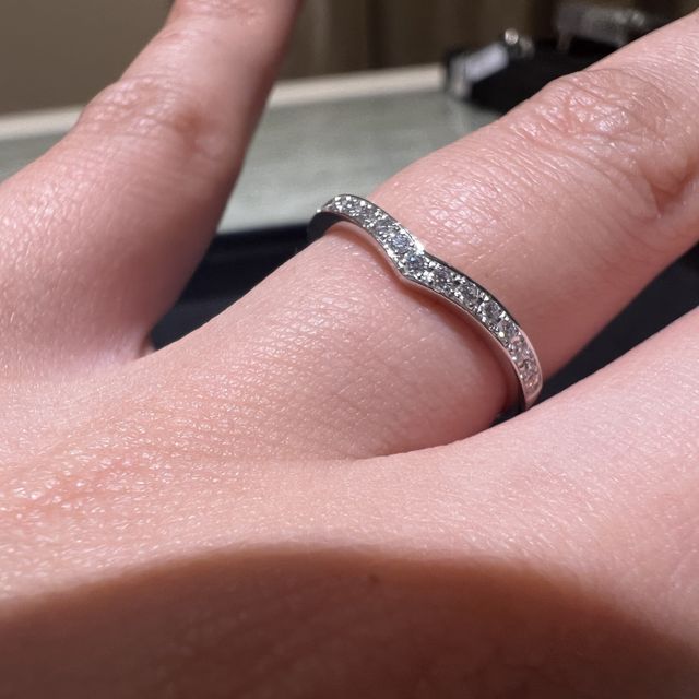 【TRECENTI(トレセンテ)の口コミ】 ハーフエタニティで、ダイヤの輝きが非常に綺麗な指輪でした。リングの太…