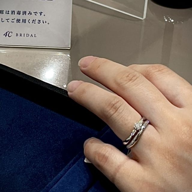 【4℃ BRIDAL(ヨンドシーブライダル)の口コミ】 婚約指輪と結婚指輪を重ね付けした時のデザインが気に入ったのが1番の決め…