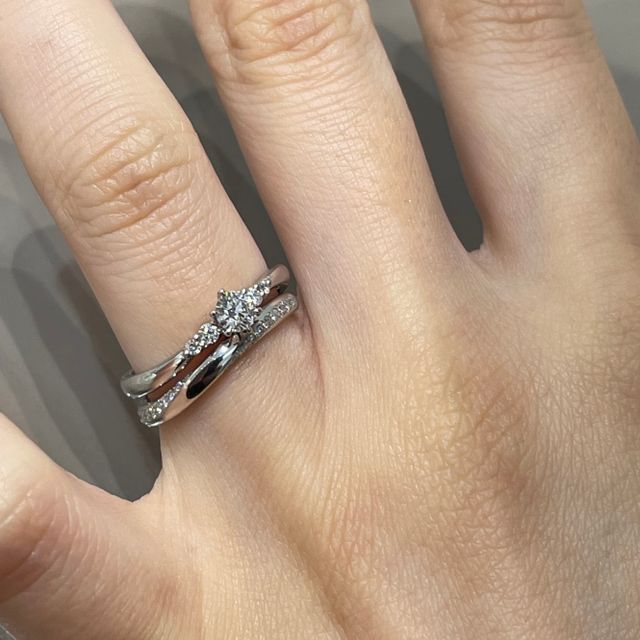 【4℃ BRIDAL(ヨンドシーブライダル)の口コミ】 婚約指輪と結婚指輪を重ね付けした時のデザインが気に入ったのが1番の決め…