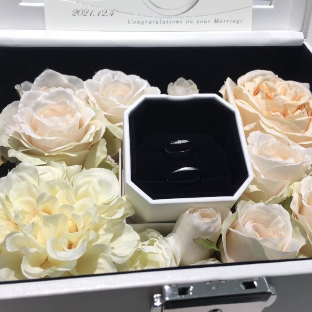 【4℃ BRIDAL(ヨンドシーブライダル)の口コミ】 デザインが気に入り購入。
ウェーブ型で女性側が中央に複数のダイヤ、男性…