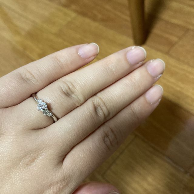 【銀座ダイヤモンドシライシの口コミ】 ダイヤのと指輪がとてもあったからです！指輪も少しウェーブしていてとて…