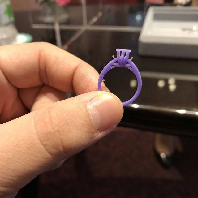 【ケイウノ ブライダル(K.UNO BRIDAL)の口コミ】 当初婚約指輪は既製品のデザインで探していましたが、ピンと来ず。イニシ…