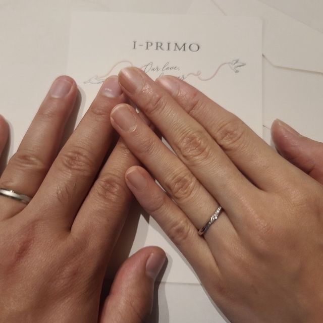 【アイプリモ(I-PRIMO)の口コミ】 ゆるやかなウェーブ状に宝石がちりばめられて光が入るといろんな角度でキ…