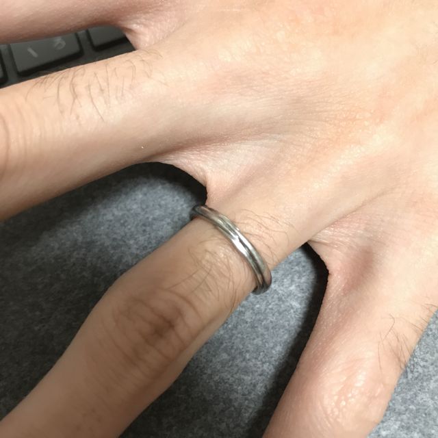 【銀座ダイヤモンドシライシの口コミ】 シンプルで年齢を重ねても馴染むデザインが決め手です。女性用は中央にダ…