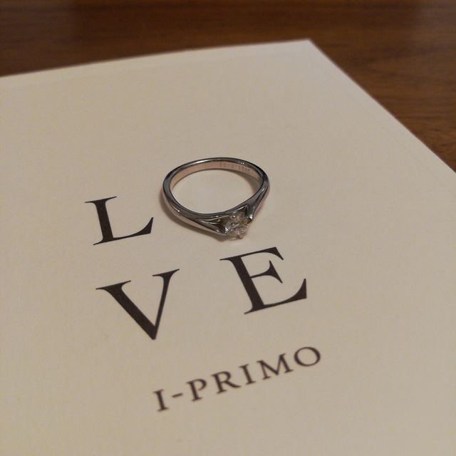 【アイプリモ(I-PRIMO)の口コミ】 普段使いもできるシンプルなデザインでありながら、婚約指輪としての華や…